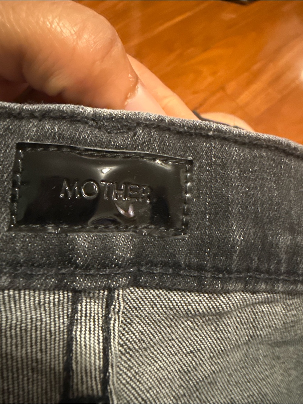 MOTHER women’s Jeans Relaxed Black Faded Wash - Picture 6 of 9